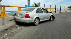 Pierde el control del volante en curva y se impacta en un puente