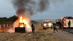 Se incendia maquina de carga sobre La costerita