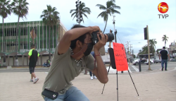Chema toma fotografías en el malecón para pagar su tratamiento médico