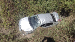 Muere joven tras salirse del camino en Rosario