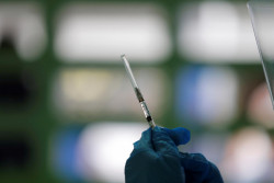Las vacunas Sinovac y Pfizer no son efectivas contra ómicron, según estudio chino