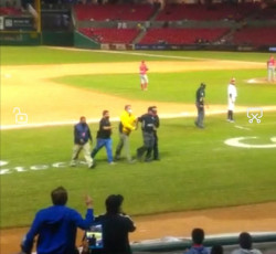 Sacan del estadio a ampayer de la LMP
