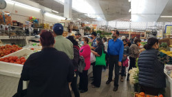 Se preparan familias con las compras para la cena de noche buena