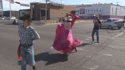 Jóvenes moradores de albergue bailan en cruceros para pedir apoyo económico