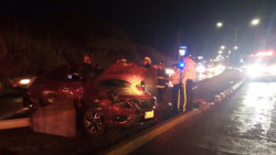 Tras accidente, queda prensado al interior de su vehículo