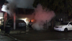 Se incendian dos vehículos al parecer por pirotecnia
