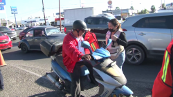 Entregan chalecos antirreflejantes a motociclistas en Mazatlán