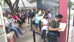 Largas filas en vacunación de tercera dosis para mayores de 40