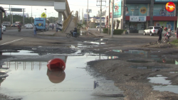 Fuga de aguas negras ocasiona baches en avenida Las Torres