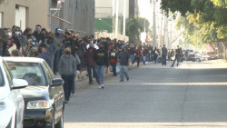 Registra el Polideportivo del Itson largas filas de maestros en busca de su refuerzo contra el Covid-19