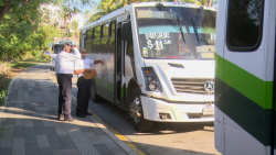 Revisan y concientizan a choferes de camiones urbanos