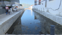 Agua enlamada en paso a playa de zona turística