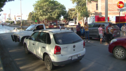 Vecinos cierran la calle por desbordamiento de aguas negras
