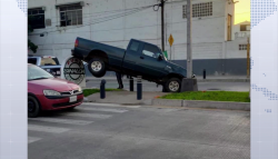 Camioneta termina encima de muro en la Gabriel Leyva