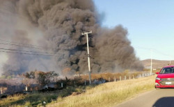 Se incendia negocio de grúas