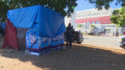 Se mudan afuera del hospital general por lejanía