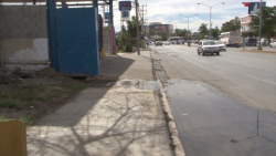 Un mes tiene una fuga de agua en la Carretera Internacional Norte
