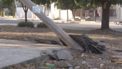 A punto de caer un poste eléctrico