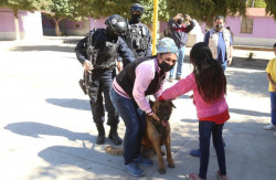 Llevan charlas de prevención al campo agrícola San Isidro