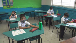 324 alumnos, 66 docentes contagiados por Covid