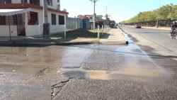 Agua sucia recorre avenida Cristóbal Colón