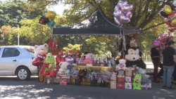 Inundan el malecón de Culiacán con globos, peluches y dulces por el día del Amor y Amistad