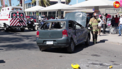 Volcadura en Insurgentes deja tres heridos