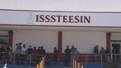 Se manifiestan maestros jubilados en ISSSTESIN