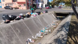 Basura en un canal de Infonavit Alarcón