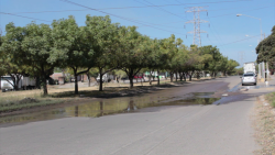 Aguas negras recorren la avenida de Las Torres