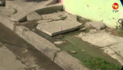 Denuncian drenaje colapsado en la colonia Juárez