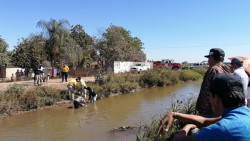 Encuentran cuerpo flotando en canal de riego