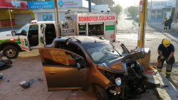 Despedazan el auto en choque