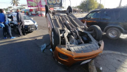 Los embiste un auto deportivo y el responsable huye
