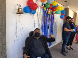 Joven cajemense vence el cáncer y toca la campana