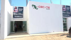 Alumnos reciben clases en cubetas, sin agua y sin luz