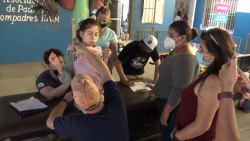 Donan sillas de ruedas en Asociación Padres y Compadres