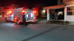Se incendia camioneta en la cochera de un domicilio