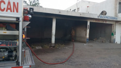 Se registra incendio en instalaciones de una llantera abandonada