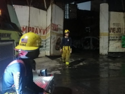 Se incendia inmueble de autopartes en el sector 21 de Marzo