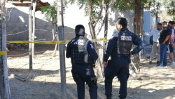 Encuentran a hombre sin vida en un terreno deshabitado