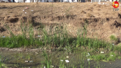 Losetas caídas y basura en un canal de Valle Dorado