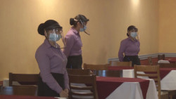 Personal de restaurantes mantiene la medida del uso del cubrebocas es una norma