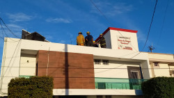 Hombre recibe descarga eléctrica y cae desde segundo piso de un banco de sangre