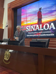 Rocha imparte conferencia en el Centro de Estudios Superiores Navales