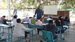 Toman clases en techumbre por riesgo en el salón.