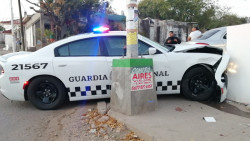 Patrulla de la Guardia Nacional choca con vehículo y se impacta contra muro de contención