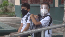 Entrega de uniformes y útiles escolares