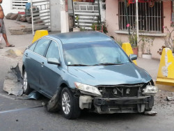 Vehículo se impacta contra pilares de contención en la colonia Amado Nervo