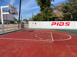 Inaugura Gobernador de Sinaloa, Ruben Rocha Moya cancha de basquetbol en Valdez Montoya en Navolato